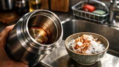 水筒の底の茶渋、卵の殻で1分シェイクするだけで落ちやすくなる方法