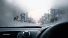 冬でもカーエアコンは切らないほうがいい？曇り取りと燃費を両立する使い方