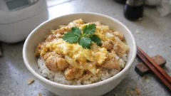 卵は2回に分けてふんわり、とろり。家で作る定番の親子丼レシピ