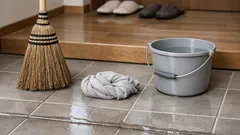 玄関掃除で水をまくのは逆効果？カビと床劣化を防ぐ「掃き＋拭き」4ステップ