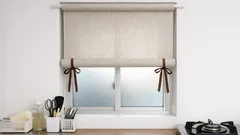 100均だけで小窓の目隠しをDIY、突っ張り棒で作るロールスクリーン風アイデア